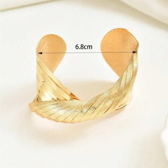 Elegant Gold-Tone Women's Bracelet - Picture 3 of 4